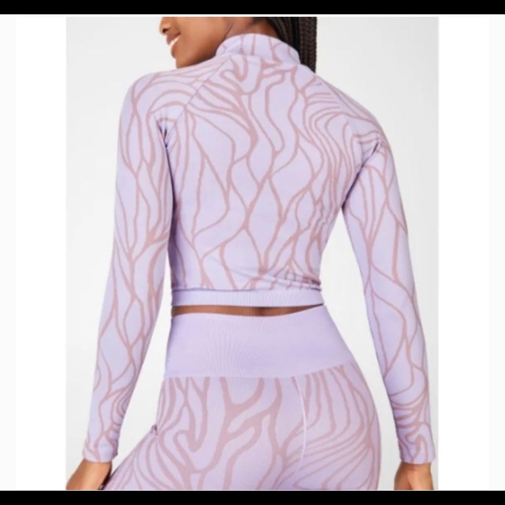 Gym workout Fabletics set. Beautiful Top and leggings quality. originally $100 - Picture 3 of 5